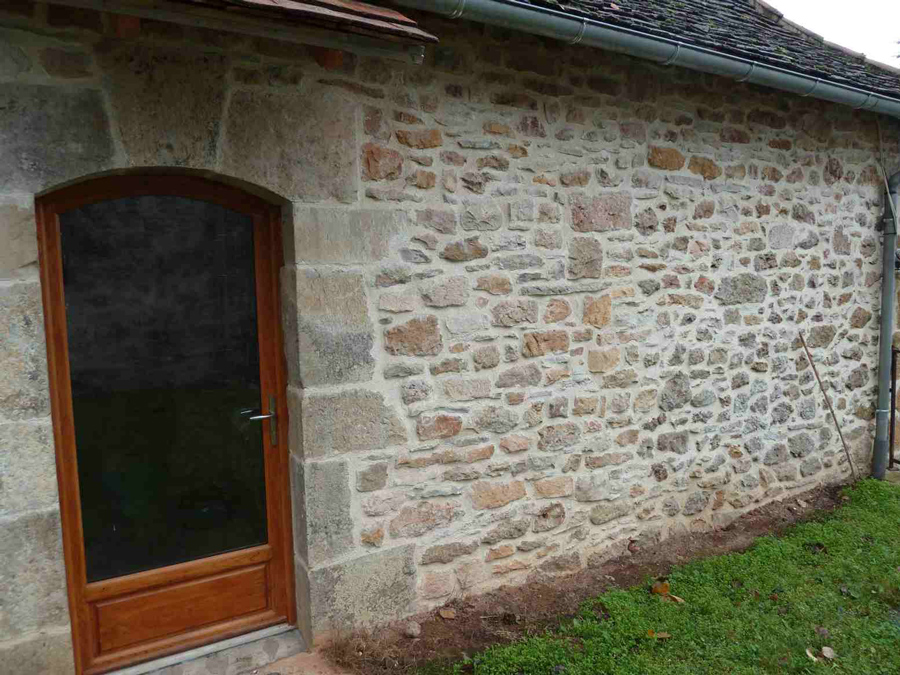 Joint à la chaux, façade en pierre Saint-Cyr-le-Chatoux